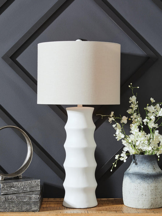 Lámpara de mesa Veraleigh Poly (1/CN)