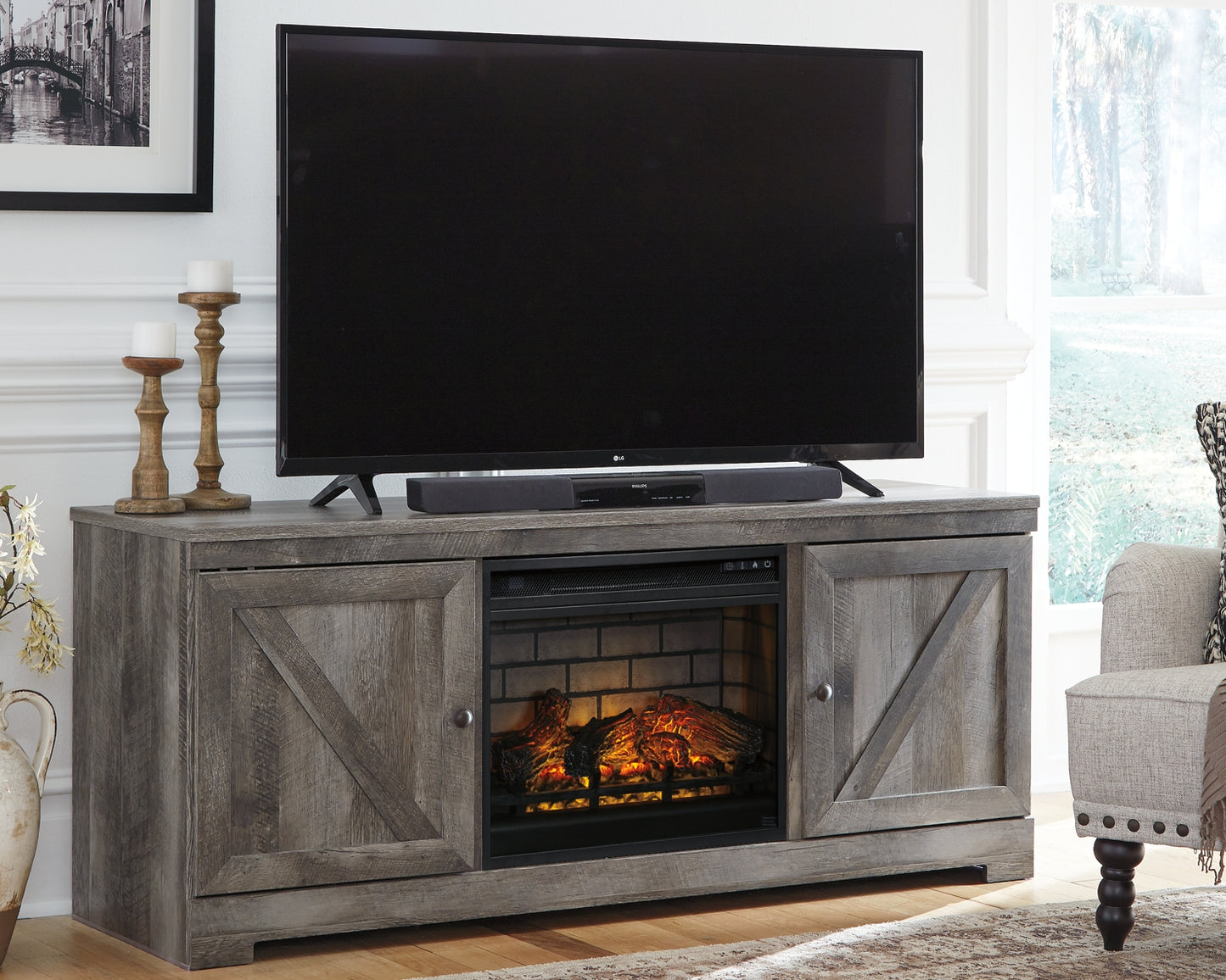 Soporte de TV Wynnlow de 63" con chimenea eléctrica
