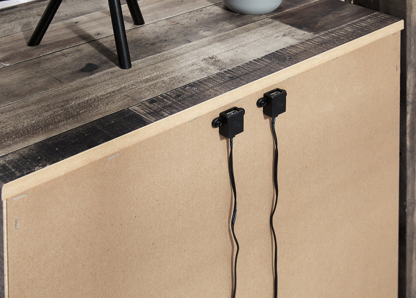 Cama Derekson tamaño King con cabecero y dos cajones, tocador con espejo, cómoda y mesita de noche.