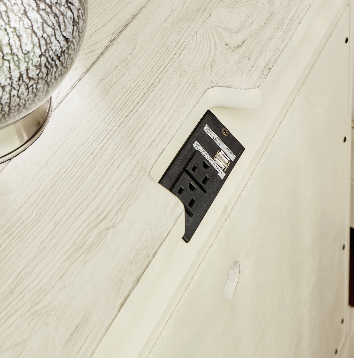 Mesita de noche Arlendyne de tres cajones