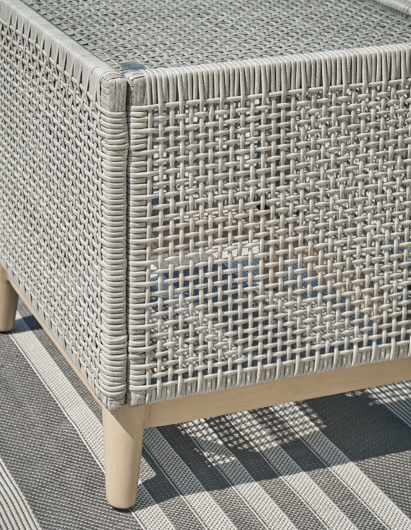 Mesa auxiliar cuadrada Seton Creek