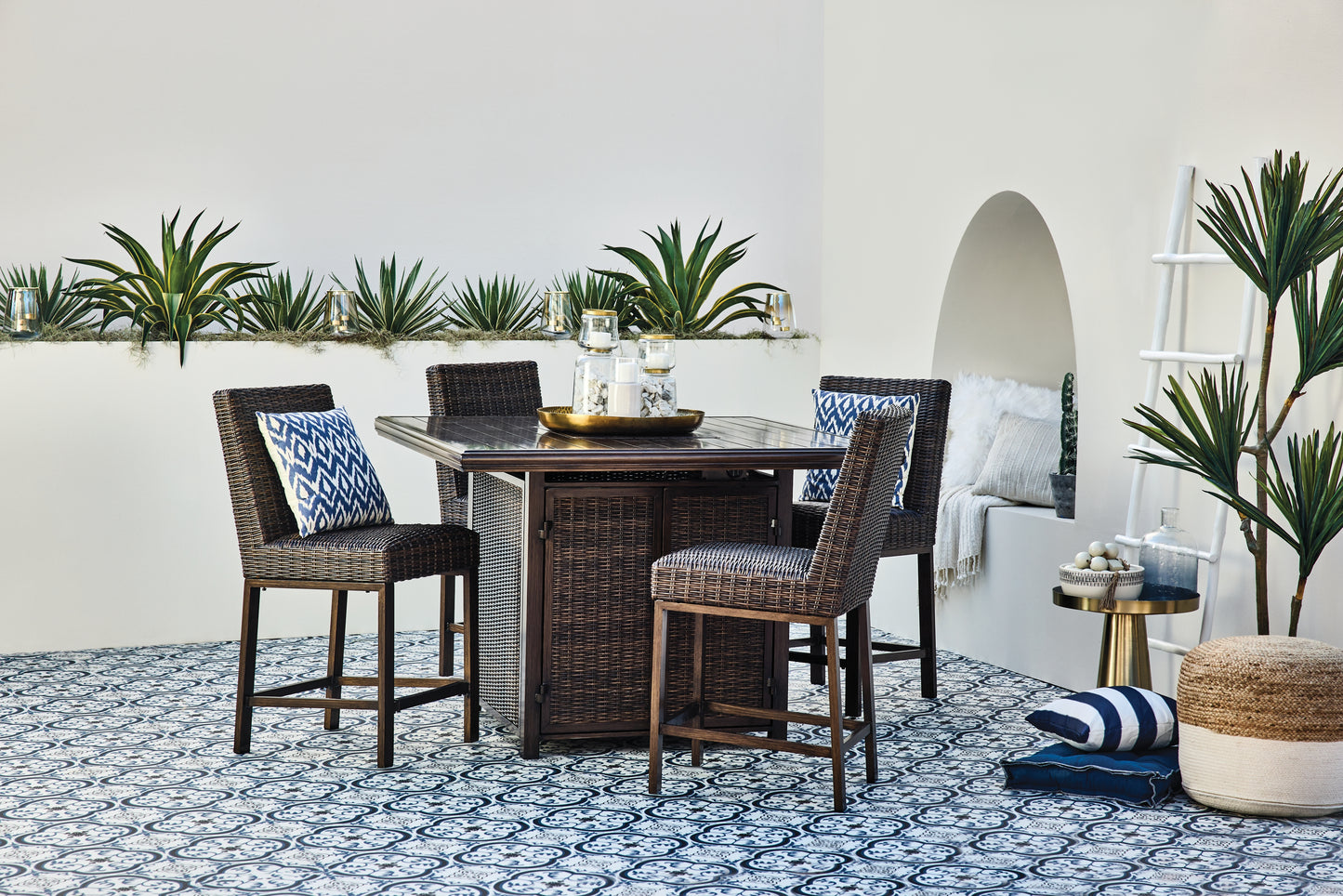 Mesa de comedor exterior Paradise Trail a la altura de la barra con 4 taburetes