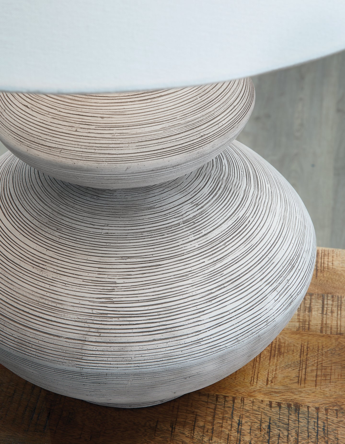 Lámpara de mesa Brickdon Poly (1/CN)