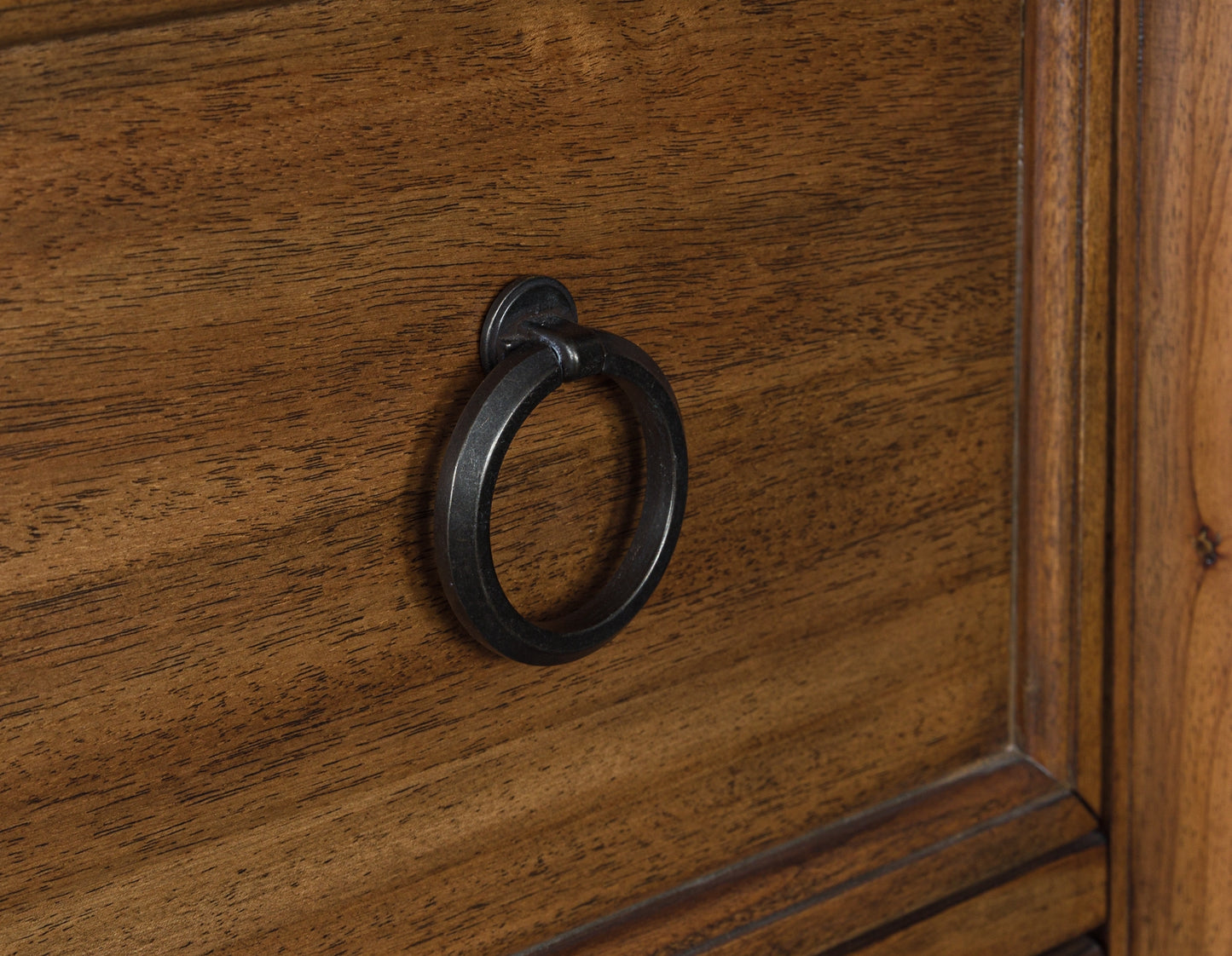 Cómoda Rowlenstown de cinco cajones