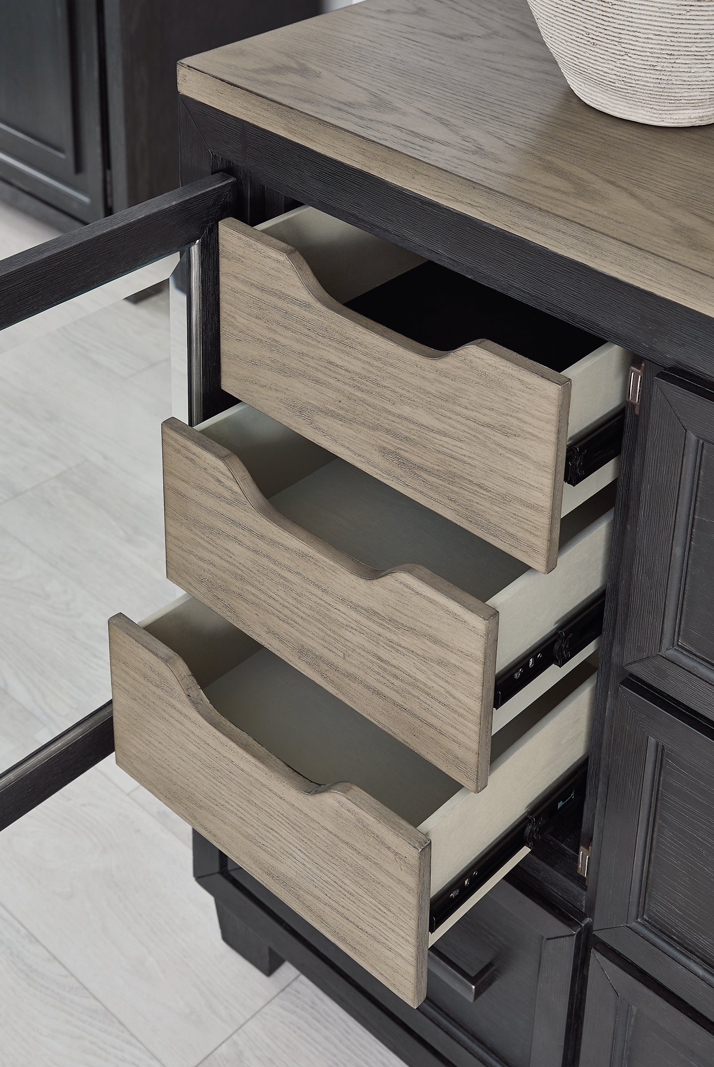 Cama Foyland King con cabecero y tocador con espejo