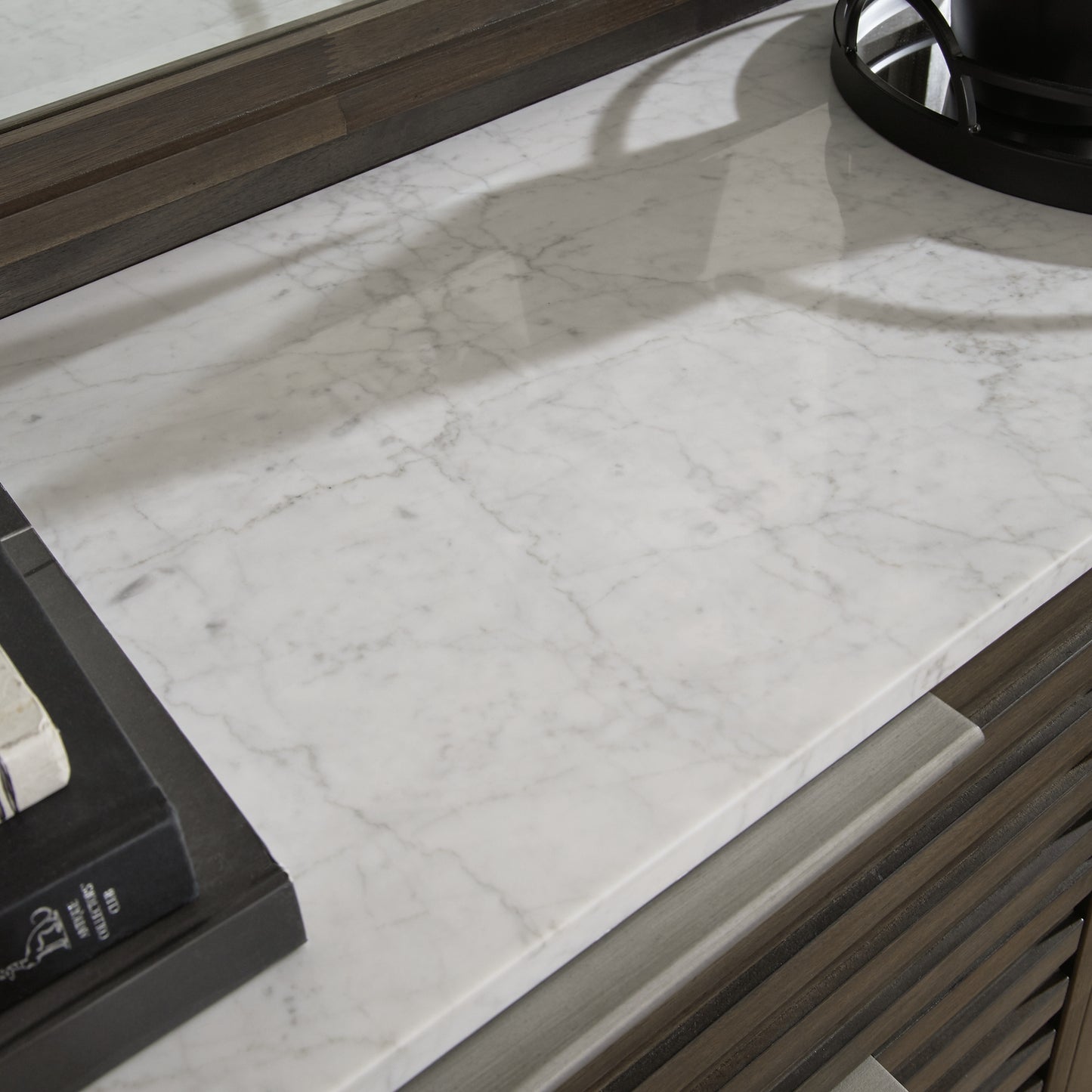 Cama Arkenton tamaño King con cabecero, tocador con espejo, cómoda y mesita de noche