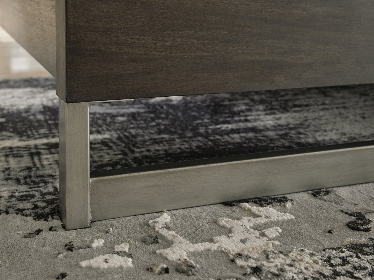 Cama Arkenton tamaño King con cabecero, tocador con espejo, cómoda y mesita de noche