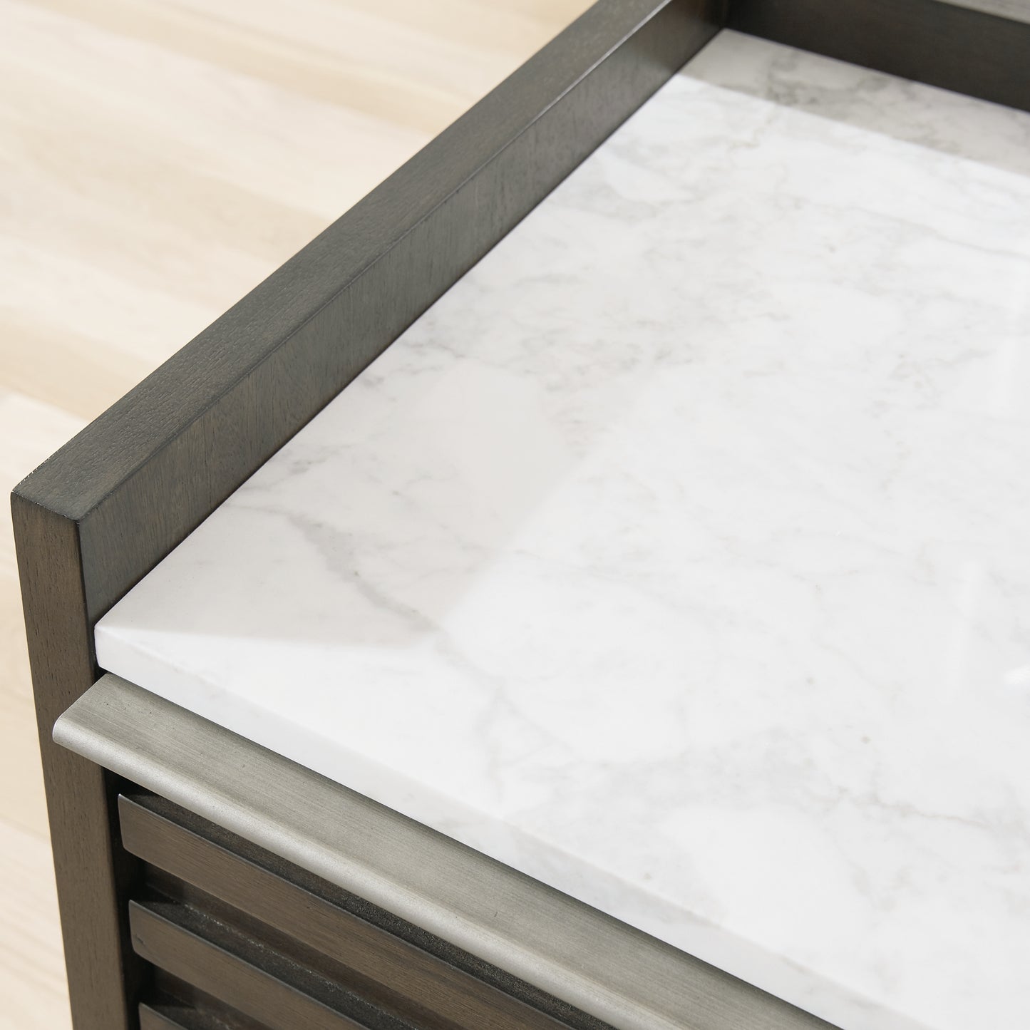 Cama Arkenton tamaño King con cabecero, tocador con espejo, cómoda y mesita de noche