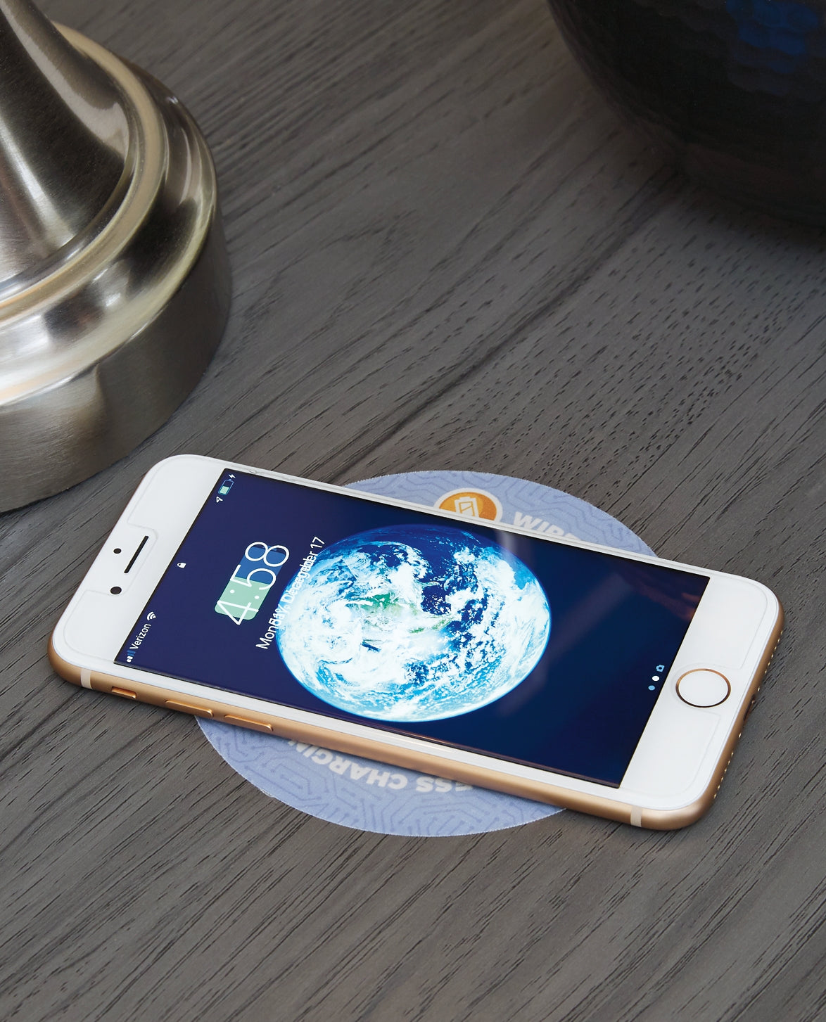 Cama Lodanna tamaño Queen con cabecero, tocador con espejo y mesita de noche