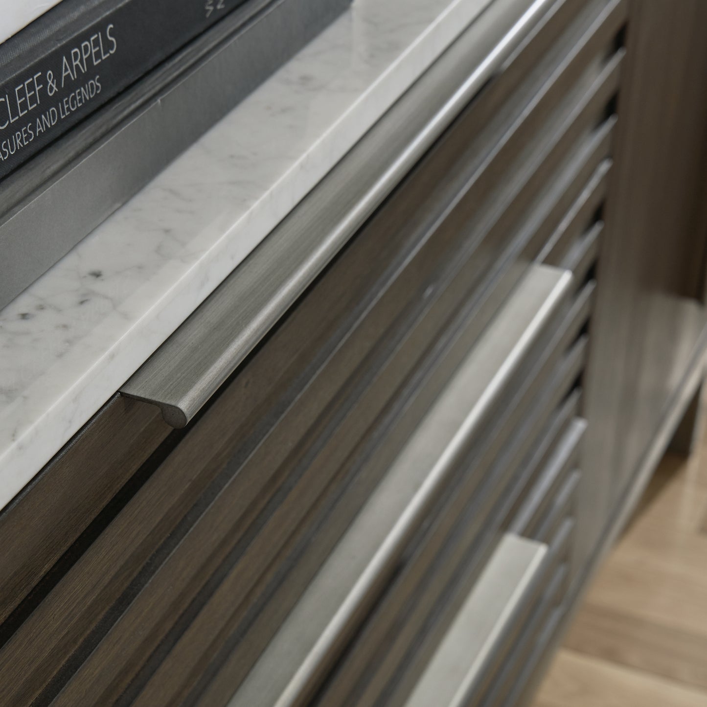 Cama Arkenton Queen con cabecero y tocador con espejo