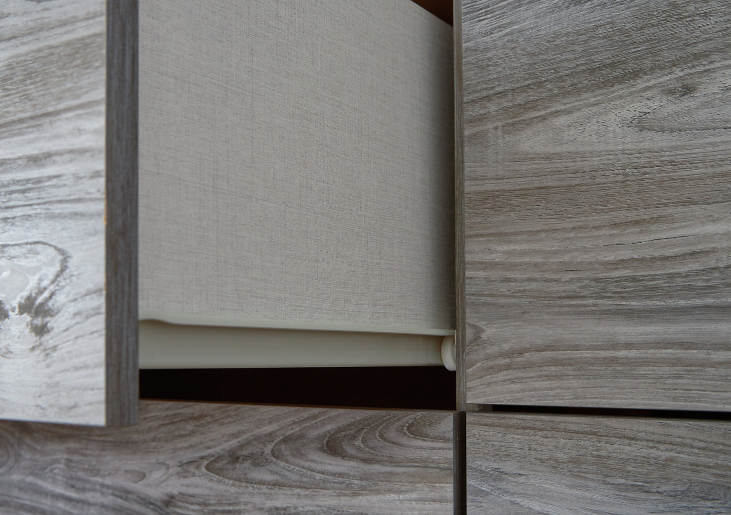 Cama Bronyan tamaño Queen con cabecero, tocador con espejo, cómoda y mesita de noche