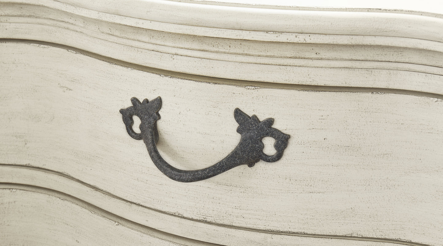 Cama tapizada Arlendyne tamaño California King con tocador y mesita de noche con espejo