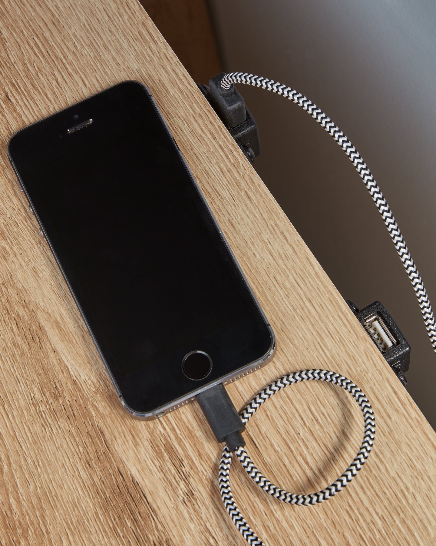 Cama individual Hyanna con tocador con espejo y mesita de noche