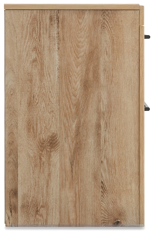 Cama Hyanna King con cabecero, tocador con espejo, cómoda y mesita de noche.