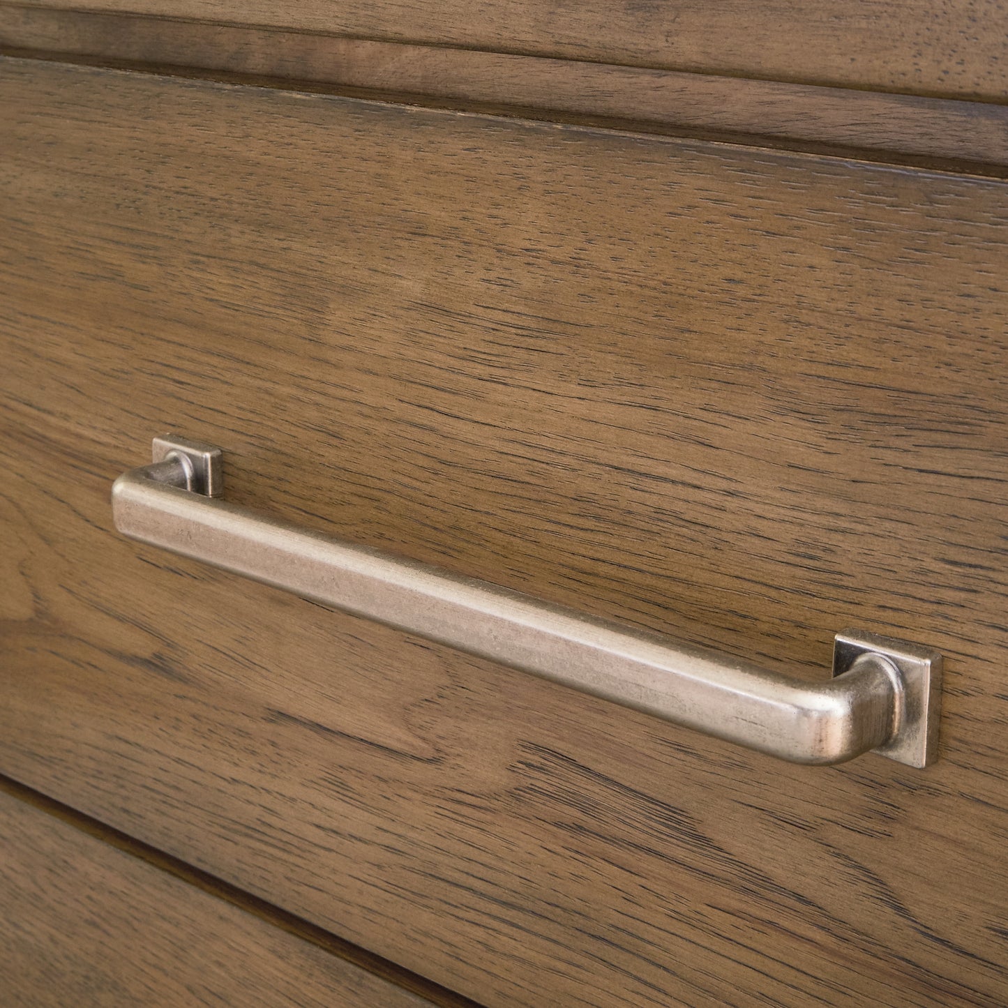 Cama tapizada Cabalynn tamaño California King con tocador con espejo, cómoda y mesita de noche