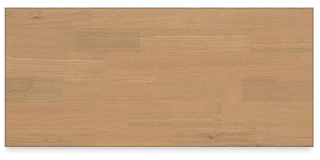 Cama Ashbryn King con cabecero, tocador con espejo, cómoda y mesita de noche.