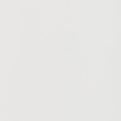 Cama Ashbryn King con cabecero, tocador con espejo, cómoda y mesita de noche.