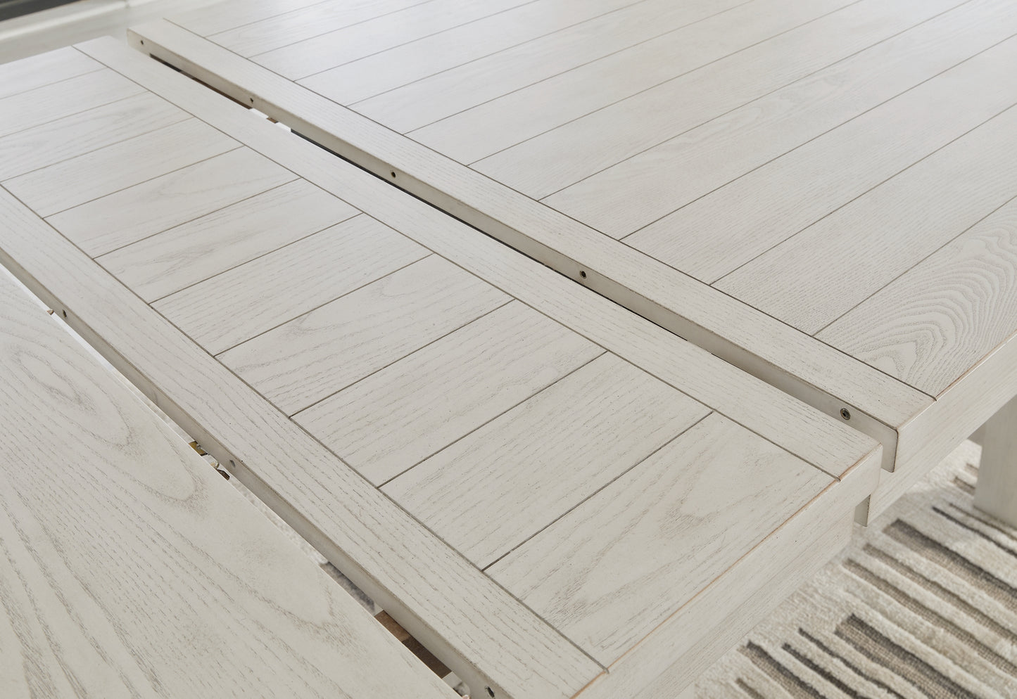 Mesa de comedor Robbinsdale de altura de mostrador y 4 taburetes de bar