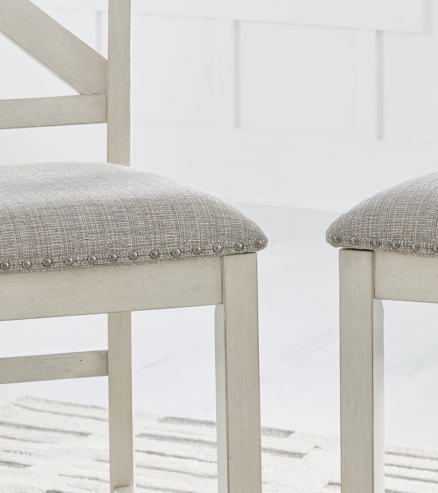 Mesa de comedor Robbinsdale de altura de mostrador y 4 taburetes de bar