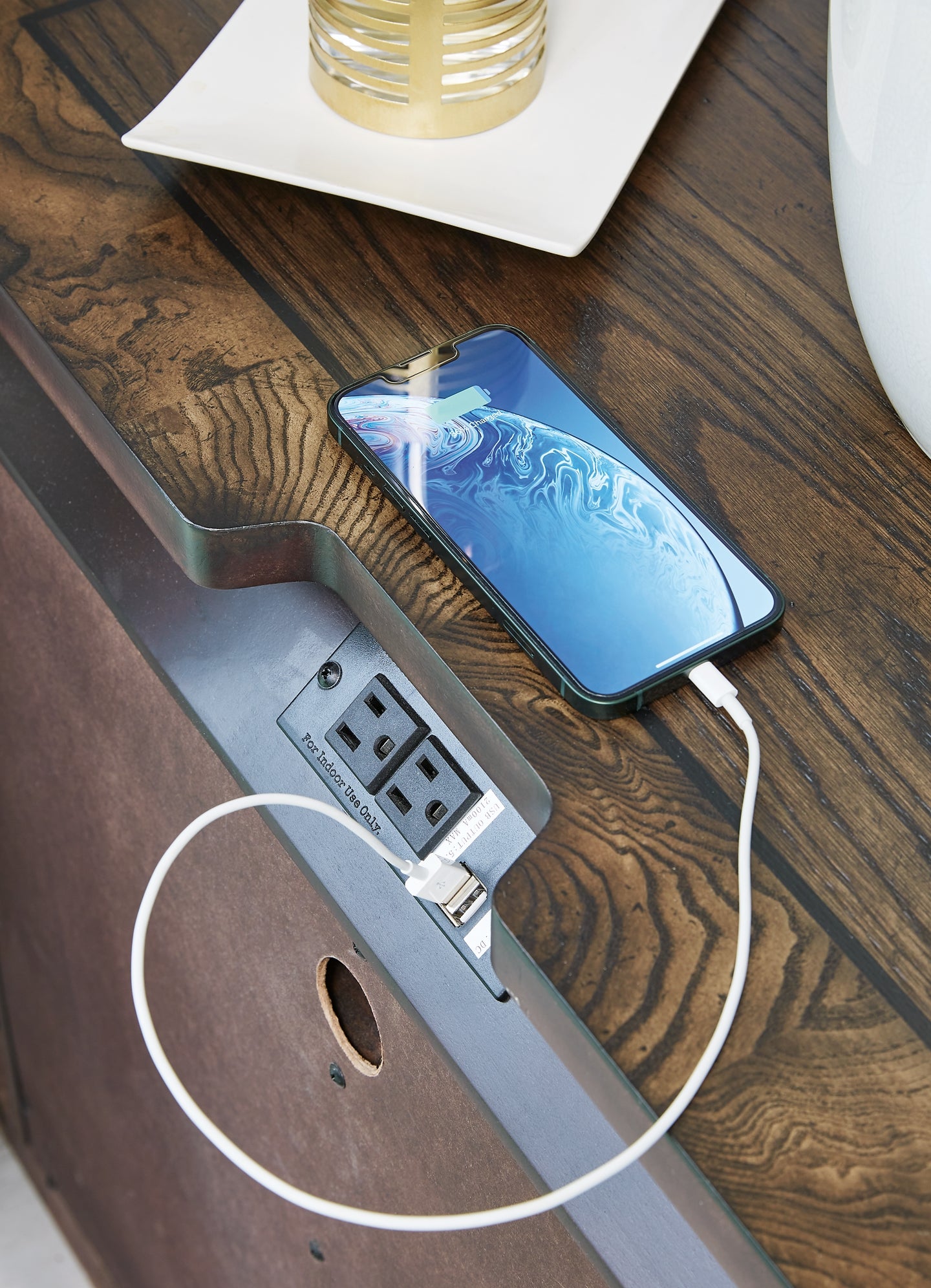 Cama tapizada Maylee tamaño California King con tocador con espejo y mesita de noche