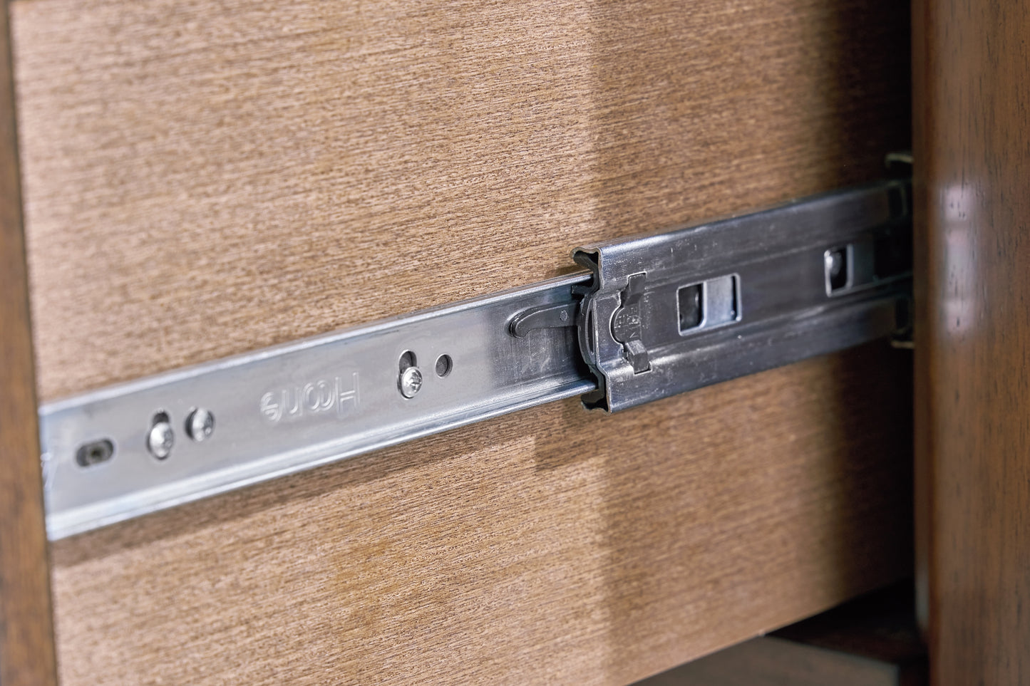 Cama tapizada Lyncott tamaño King con tocador con espejo y mesita de noche