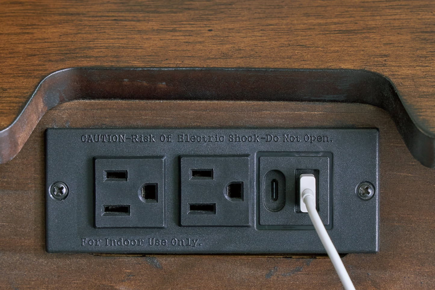 Cama tapizada Lyncott tamaño California King con tocador con espejo y mesita de noche