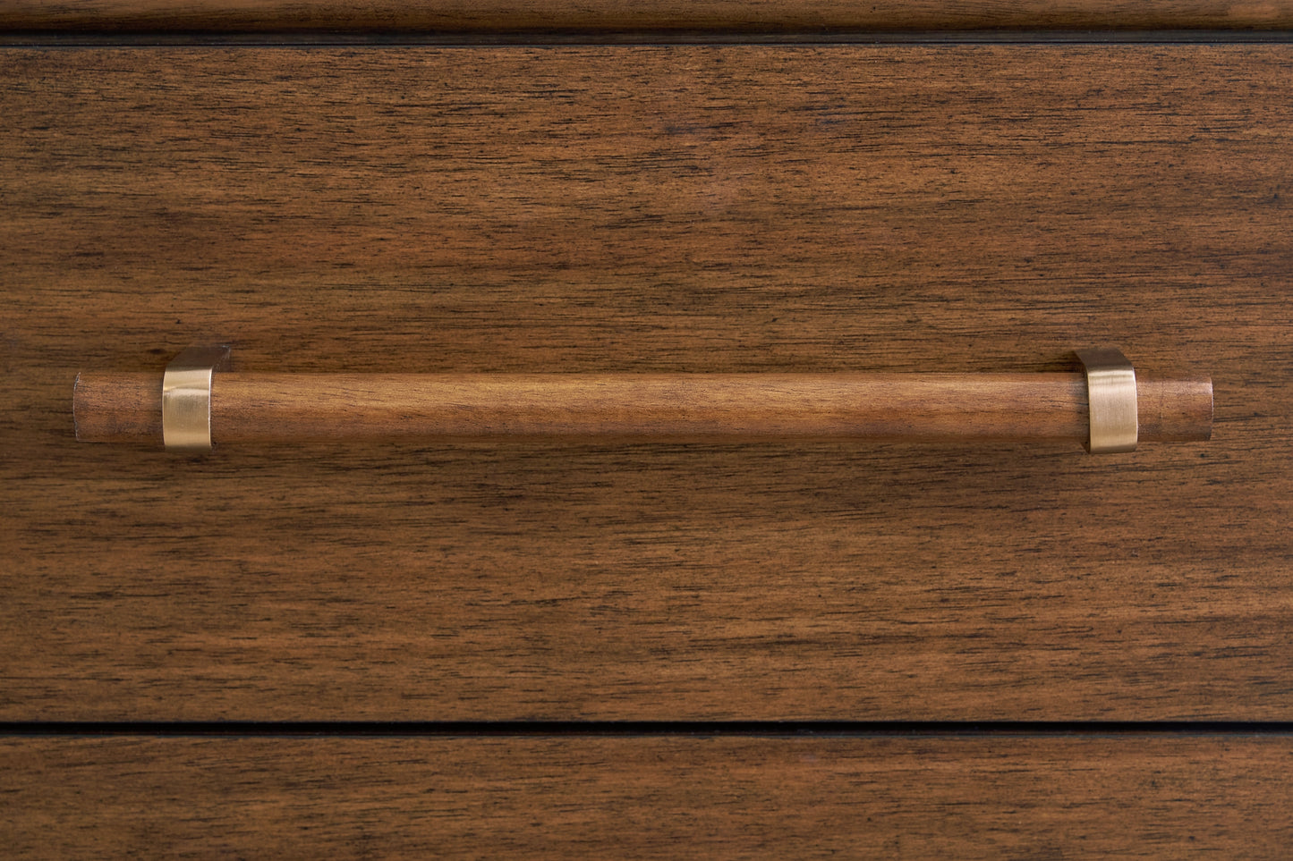 Cama tapizada Lyncott tamaño California King con tocador con espejo y mesita de noche