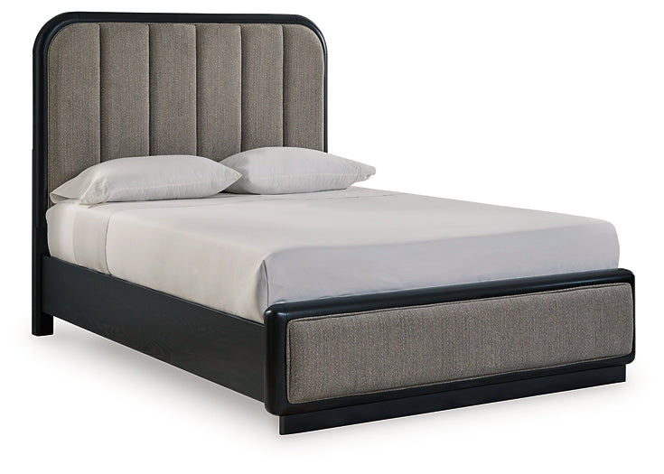 Cama Rowanbeck Queen tapizada con cabecero, tocador con espejo y mesita de noche