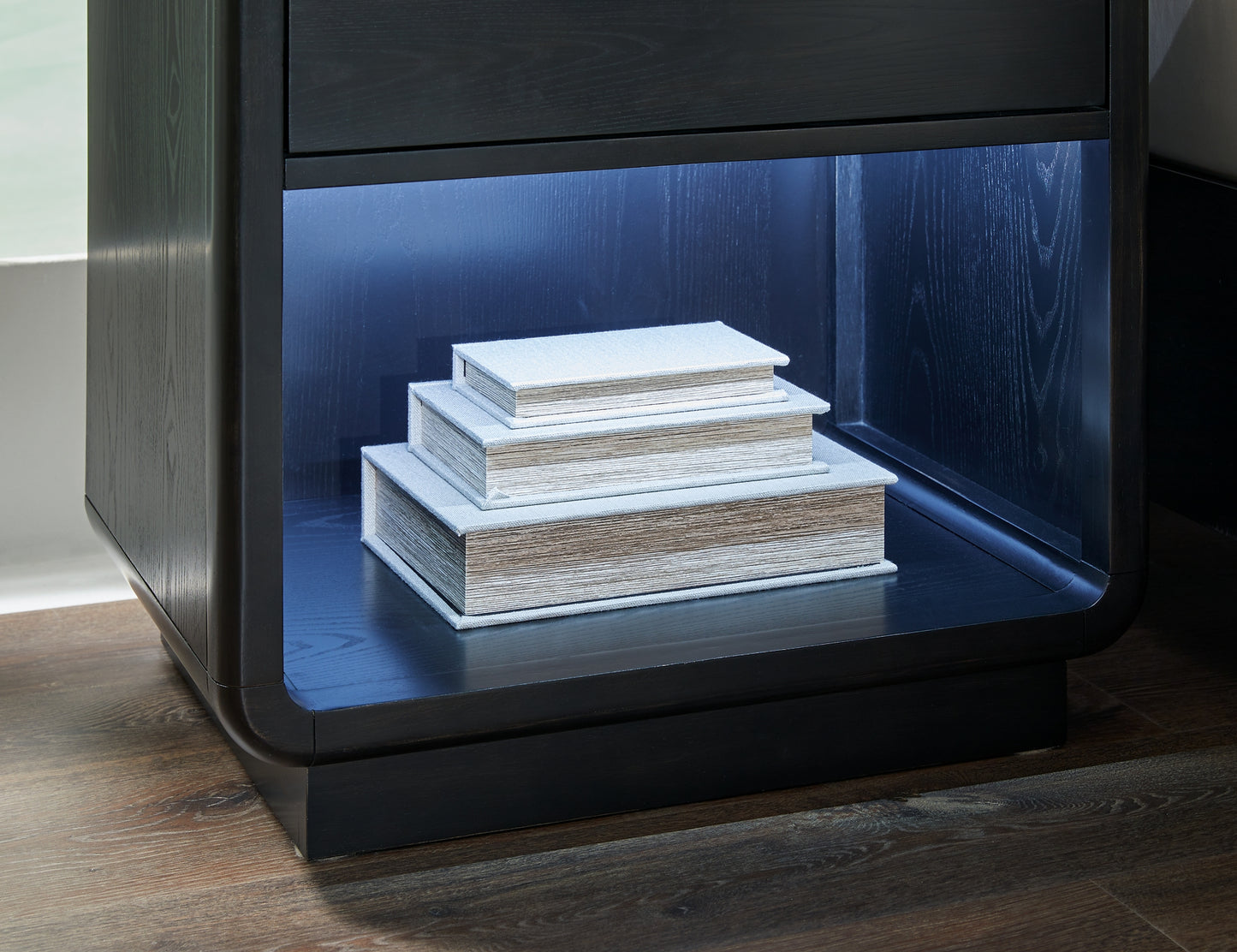 Cama Rowanbeck King tapizada con cabecero, tocador con espejo y mesita de noche