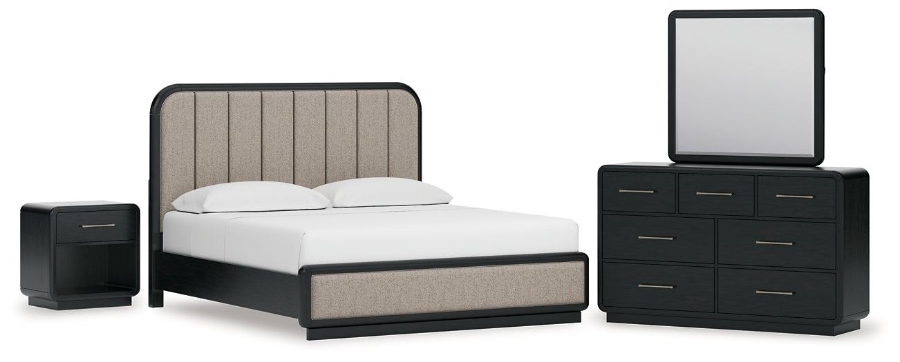 Cama Rowanbeck King tapizada con cabecero, tocador con espejo y mesita de noche