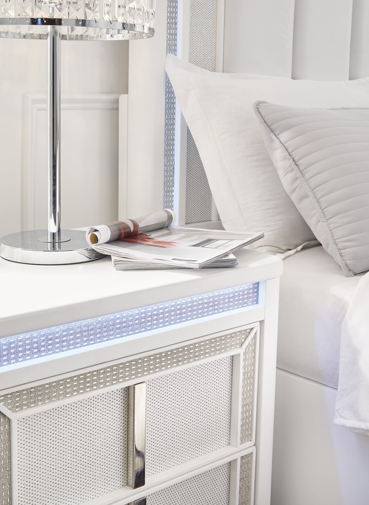 Cama Chalanna Queen tapizada con almacenaje, tocador con espejo, cómoda y mesita de noche.