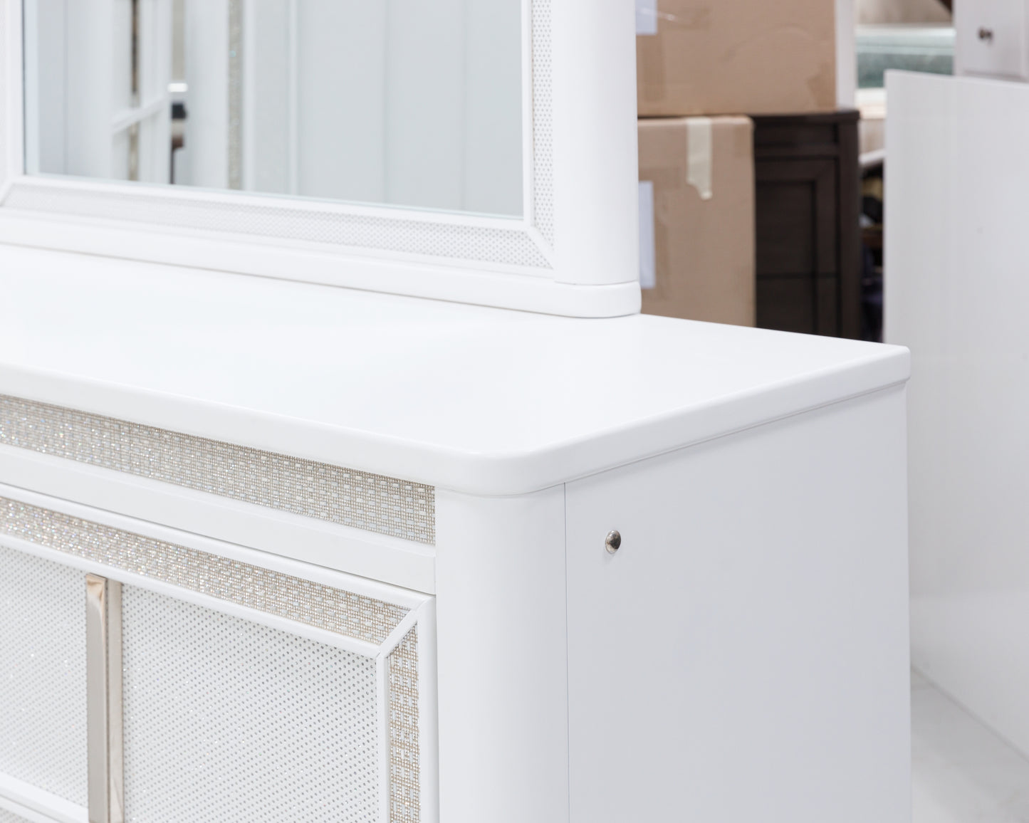 Cama Chalanna Queen tapizada con almacenaje, tocador con espejo, cómoda y mesita de noche.