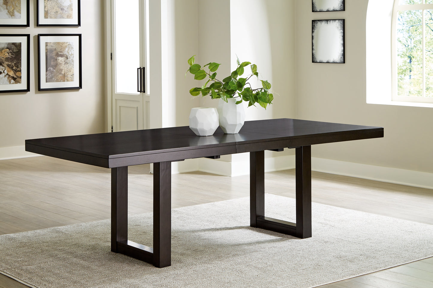 Mesa de comedor Neymorton y 8 sillas