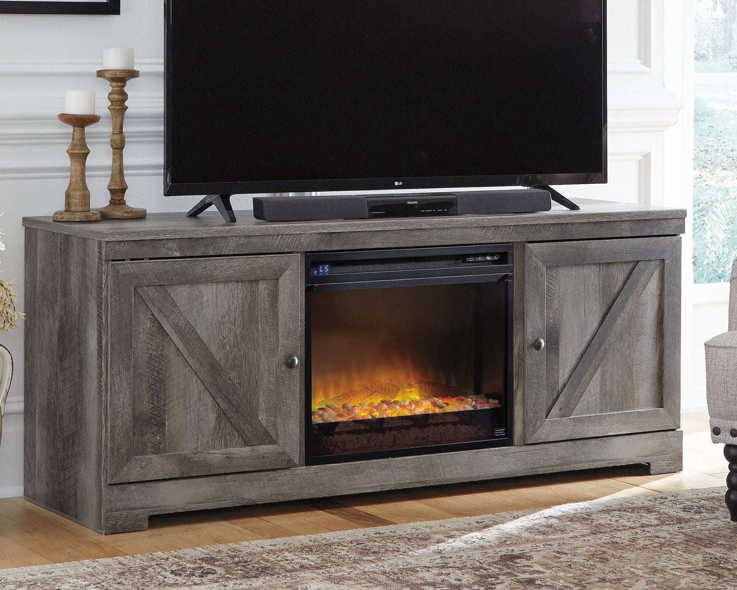 Soporte de TV Wynnlow de 63" con chimenea eléctrica