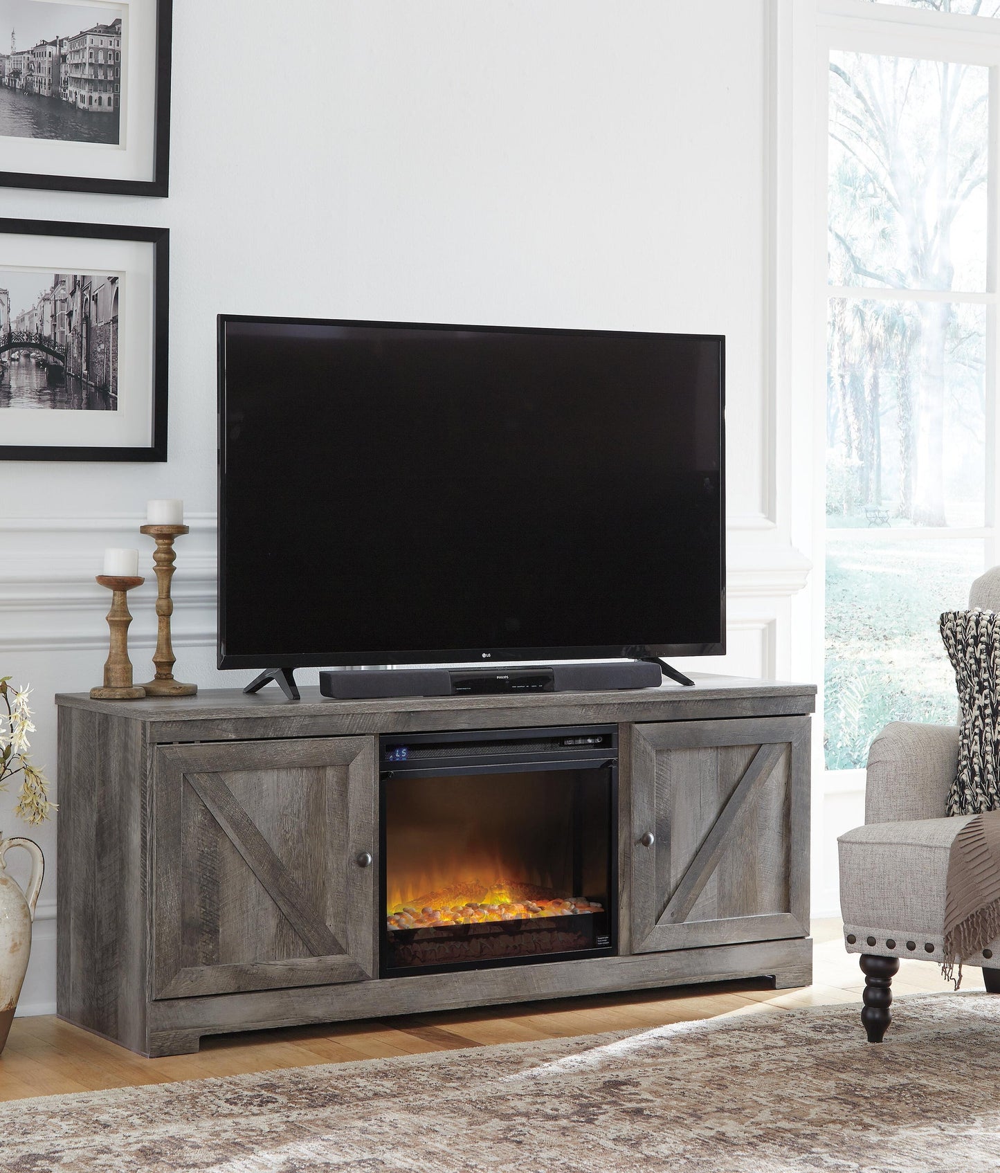 Soporte de TV Wynnlow de 63" con chimenea eléctrica