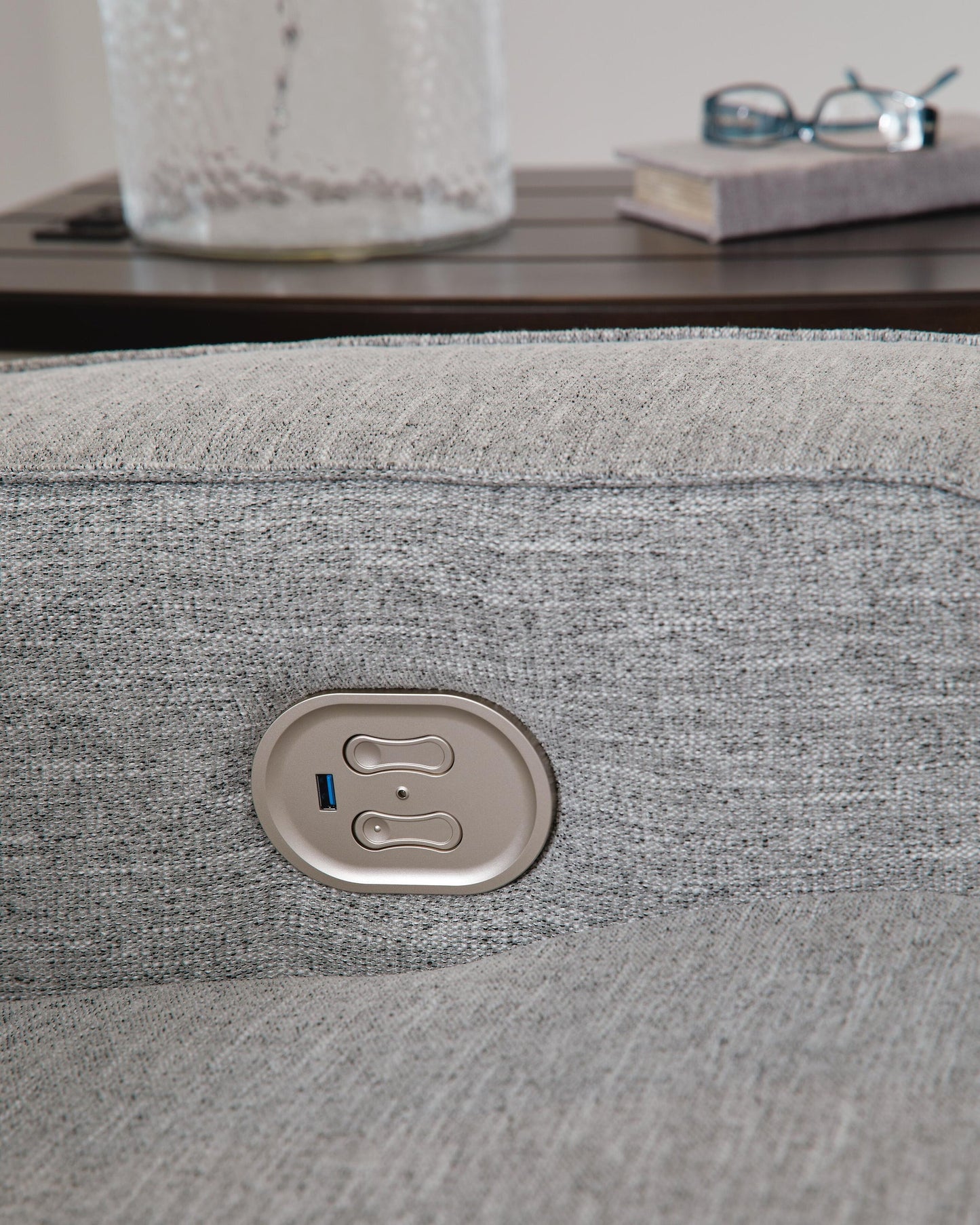 Sillón reclinable eléctrico Biscoe con reposacabezas ajustable