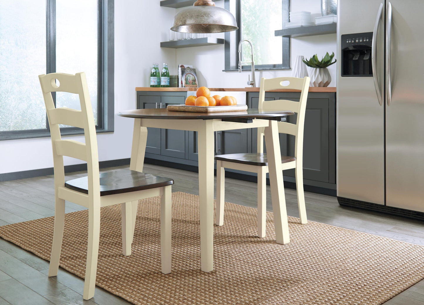 Mesa de comedor Woodanville y 2 sillas