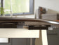 Mesa de comedor Woodanville y 2 sillas