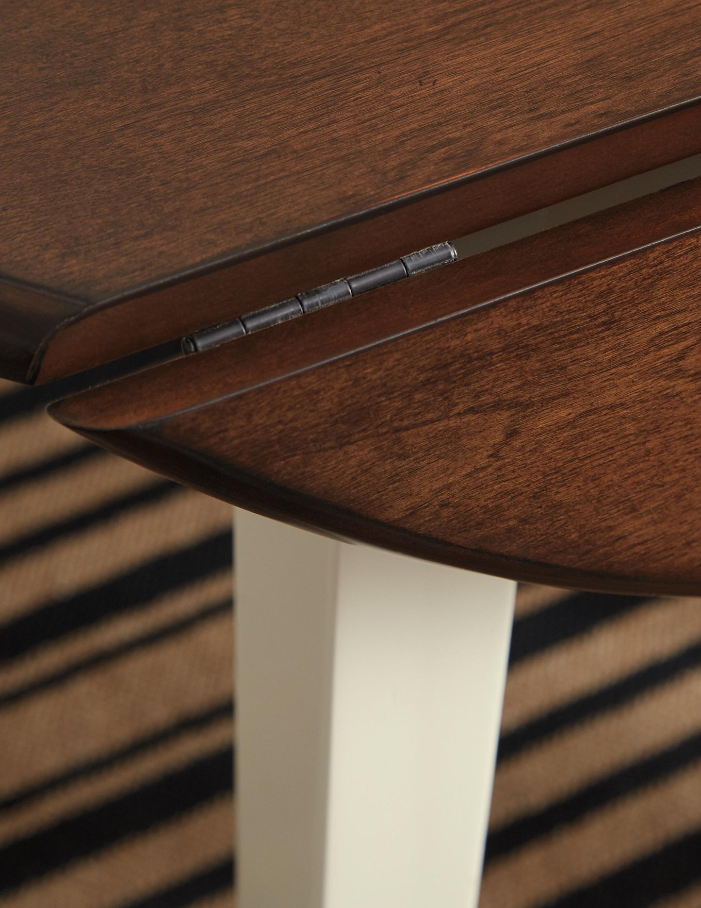 Mesa de comedor Woodanville y 2 sillas