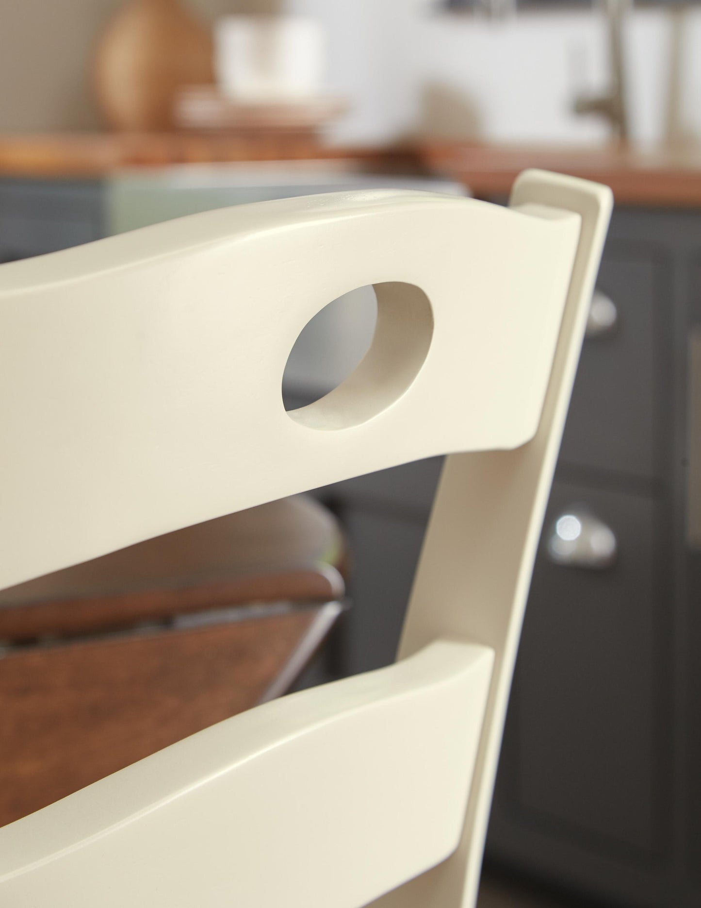 Mesa de comedor Woodanville y 2 sillas