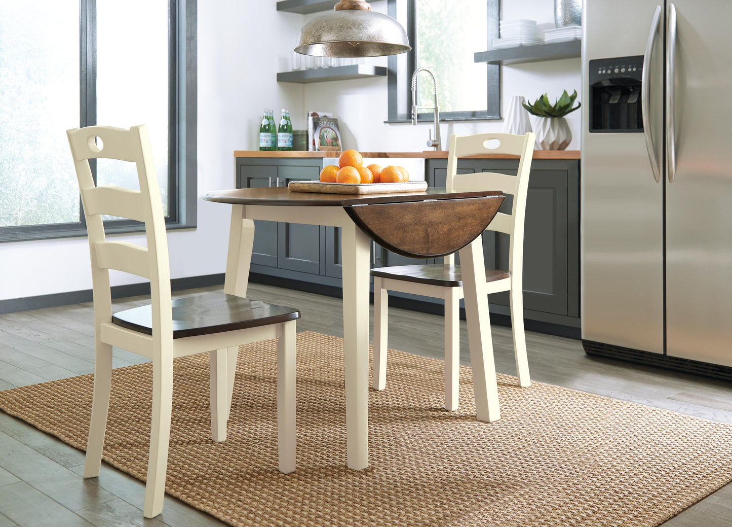 Mesa de comedor Woodanville y 2 sillas