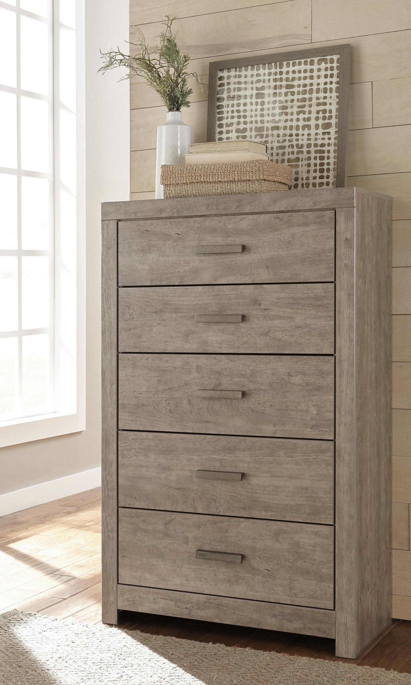 Cama Culverbach de tamaño completo con tocador con espejo, cómoda y mesita de noche