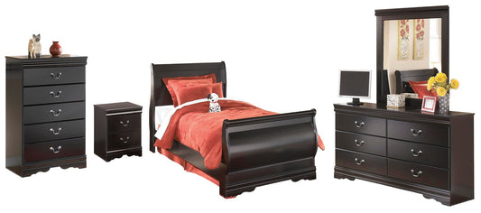 Cama doble Huey Vineyard tipo trineo con tocador con espejo, cómoda y mesita de noche
