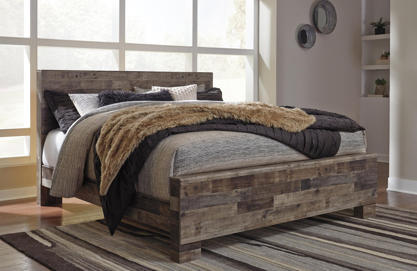 Cama Derekson King con cabecero y tocador con espejo