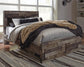 Cama Derekson tamaño Queen con dos cajones, tocador con espejo, cómoda y mesita de noche.