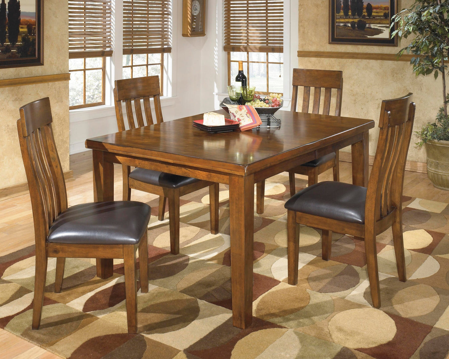 Mesa de comedor Ralene y 4 sillas