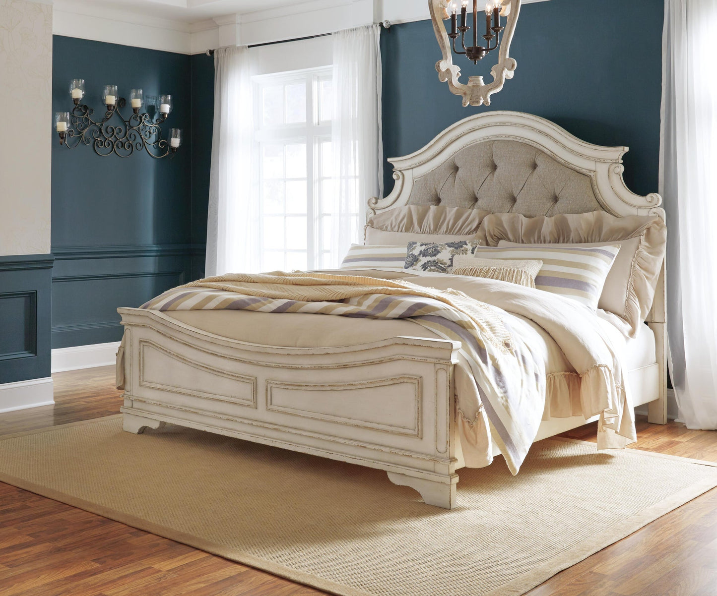 Cama tapizada Realyn Queen con tocador con espejo