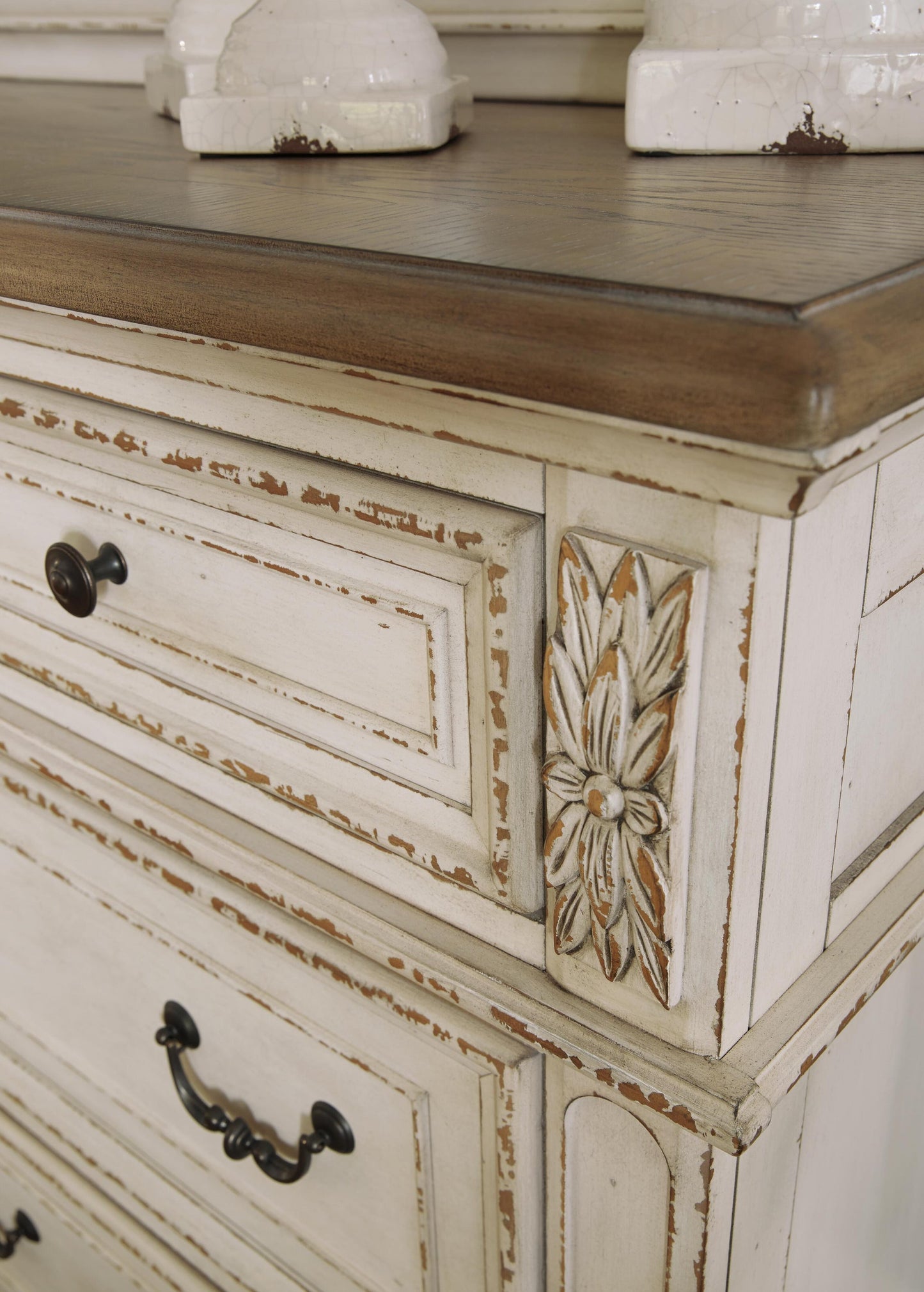 Cama tapizada Realyn Queen con tocador con espejo
