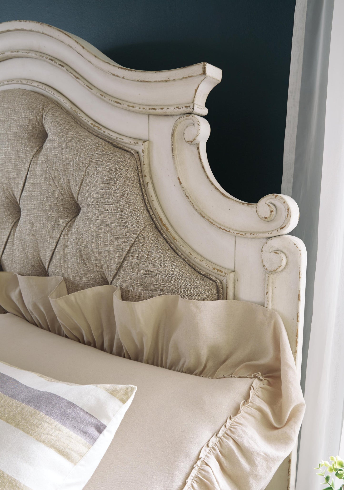 Cama tapizada Realyn Queen con tocador con espejo