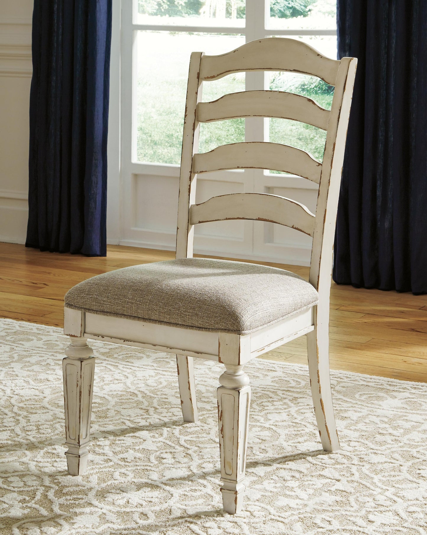 Mesa de comedor Realyn y 4 sillas